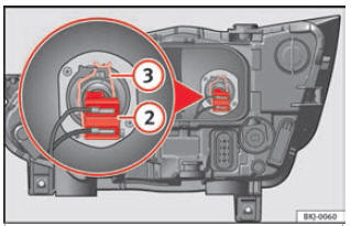 Afb. 115 In de motorruimte: lampje dimlicht.